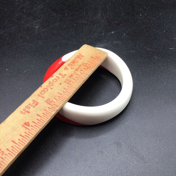 Funky Retro Bangle Two Tone Red and White Plastic Bracelet Pin Up Style - Picture 6 of 7